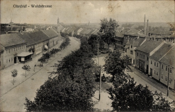 Ak Ohrdruf im Thüringischen Kreis Gotha, Waldstraße aus der Vogelschau, Wohnhäuser, Geschäfte