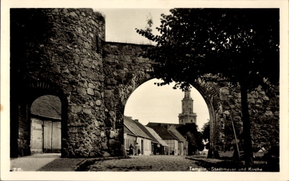 Ak Templin im Kreis Uckermark, Stadtmauer und Kirche