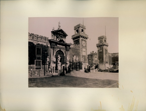 foto rond 1880, Venezia Venetië Veneto, Arsenale, Porta, sculpturen