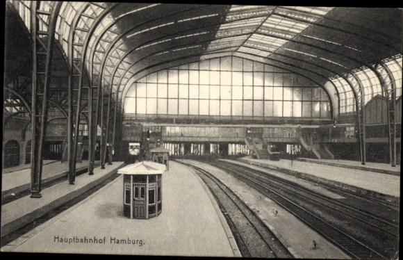 Postcard Hamburg Mitte St. Georg, interior view of the main station, station hall
