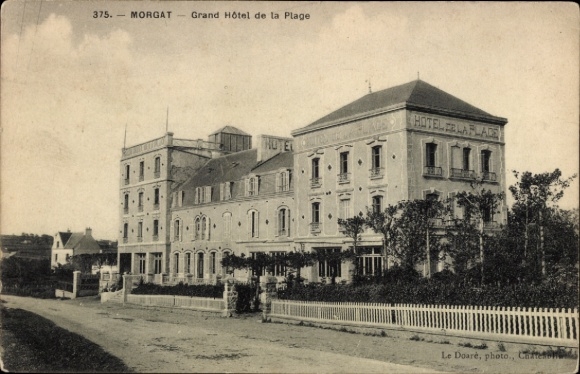 Postcard Morgat Crozon Finistère, Grand Hôtel de la Plage, s building, photo by Le Doare