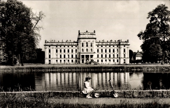 Postcard Ludwigslust in Mecklenburg, castle, park, girl with scooter