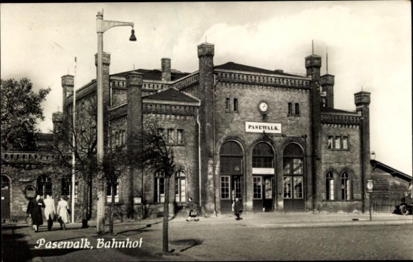 Ak Pasewalk in Mecklenburg Vorpommern, Bahnhof, Straßenseite