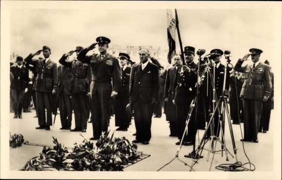 Postcard Liberation de Paris, General Eisenhower at the Tomb of the Unknown Soldier, Arc de Triomphe