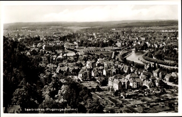 Ak Saarbrücken in Saarland, luchtfoto van de stad