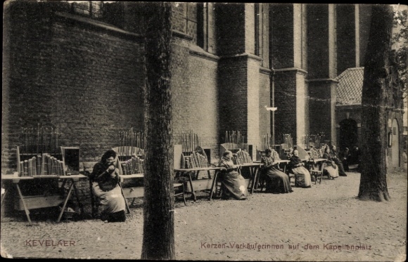 Postcard Kevelaer am Niederrhein, candle sellers on the Kapellenplatz