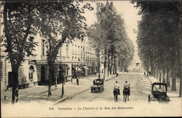 Ak Versailles Yvelines,  Le Théâtre, Rue des Réservoirs, Straßenansicht, Pferde, Kutschen