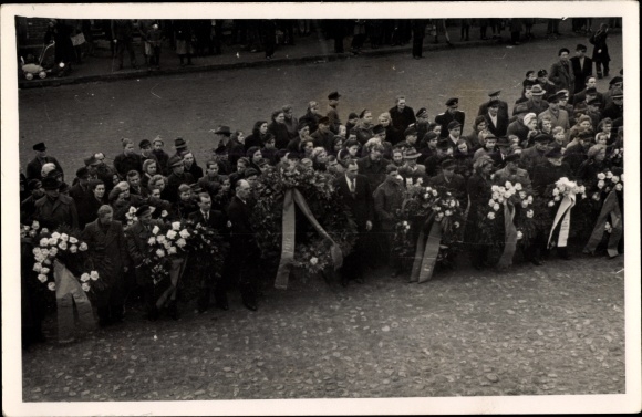 Photo Sternberg in Mecklenburg, people with grave wreaths, funeral service for Josef Stalin