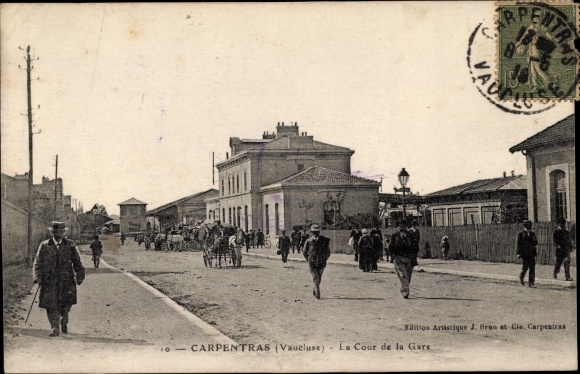 Postcard Carpentras Vaucluse, The Courtyard of the Station