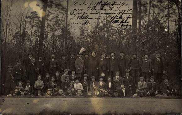 Photo Postcard Oberursel in the Taunus Hesse, hiking group, group photo at the edge of the forest
