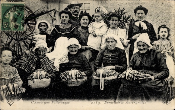 Postcard Auvergne, women and children in traditional costumes, lacemakers