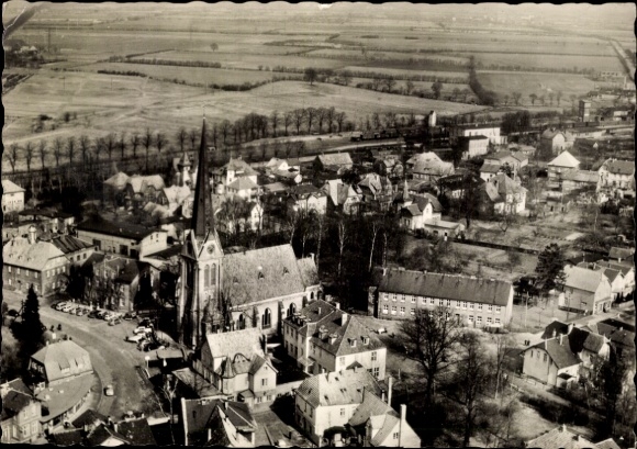 Ak Schwarzenbek in Lauenburg, luchtfoto van de stad, kerk