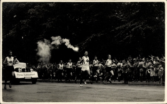 Photo Postcard Olympic Games Berlin 1936, torchbearers on arrival