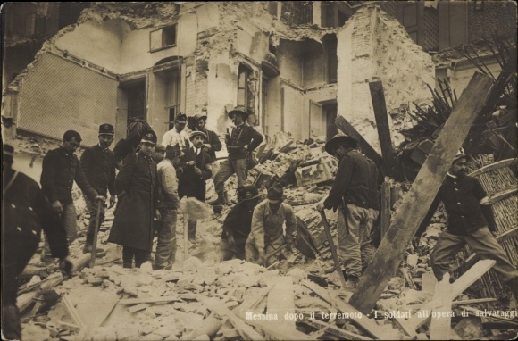 Ak Messina Sicilia, dopo il terremoto, soldati, salvataggio, 1908 aardbeving, reddingswerk