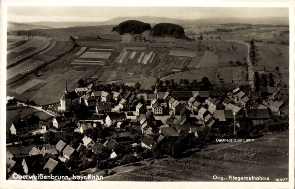 Ak Oberweißenbrunn Bischofsheim an der Rhön, landschap met dorp, Gasthaus zum Lamm, luchtfoto