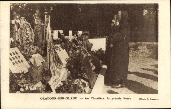 Postcard Oradour sur Glane Haute Vienne, Au Cimetiere, la grande Fosse, women at the grave, cemetery