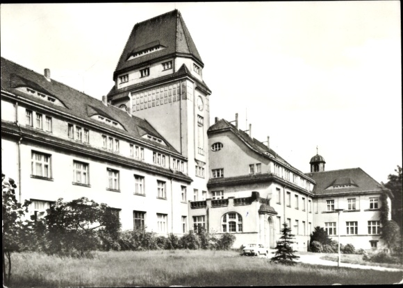 Ak Arnsdorf in Sachsen, Bezirkskrankenhaus, Verwaltungsgebäude, Gebäudeansicht