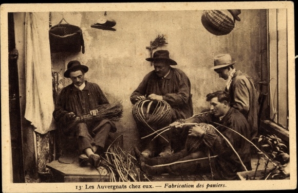 Postcard Les Auvergnats chez eux, Fabrication des paniers