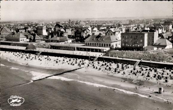 Ak Westerland auf Sylt, Luftaufnahme von Westerland, Strand, Stadtansicht, Badekörbe