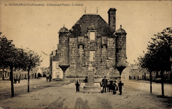 Postcard Guerlesquin Finistère, Town Hall