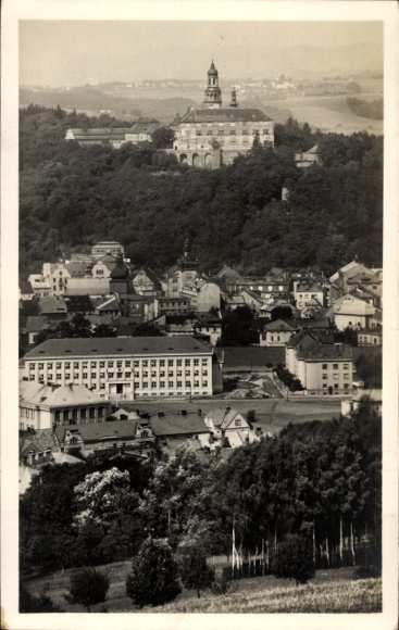Ak Náchod Region Königgrätz, Blick auf  Stadtansicht, Hügel mit Kirche,  Gebäude