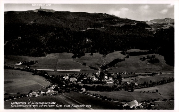 Ak Großholzleute Isny im Allgäu, Luftkurort, Wintersportplatz, Schwarzer Grat, Flugzeugaufnahme