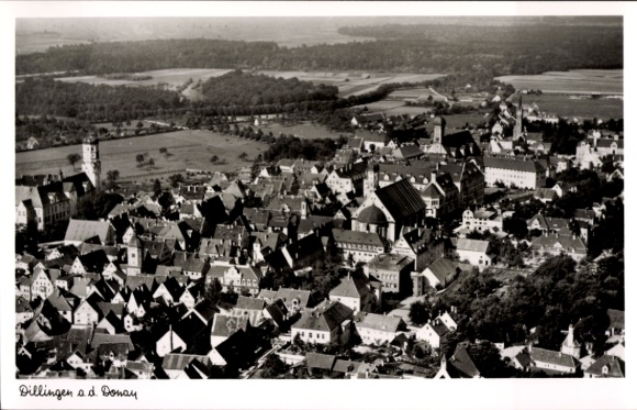 Ak Dillingen an der Donau , Luftaufnahme von Dillingen, viele Häuser und Landschaft, schwarz-weiß