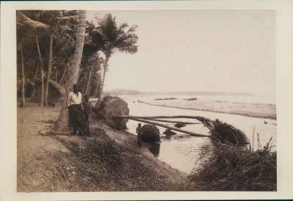 Photo Sri Lanka Ceylon, beach scene, mother with child, around 1880