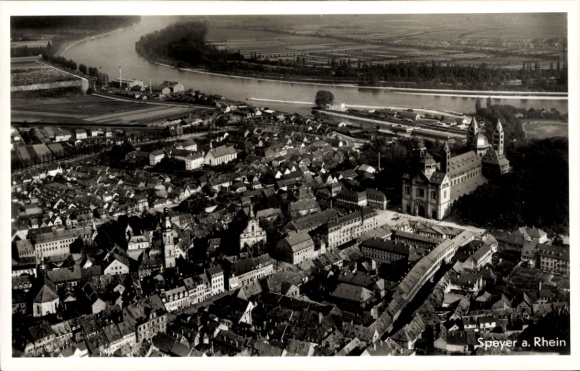 Ak Speyer am Rhein, Luftaufnahme der Stadt, Rheinfluss, Häuser, Kirche