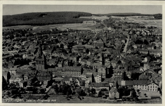 Ak Völklingen im Saarland, Luftbild von  Saar, im Hintergrund Wälder und Felder