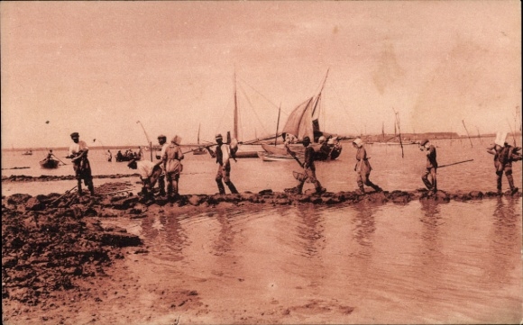 Ak Châtelaillon Plage Charente Maritime, Fischer bei der Austernzucht, Boote im Hintergrund, Wass