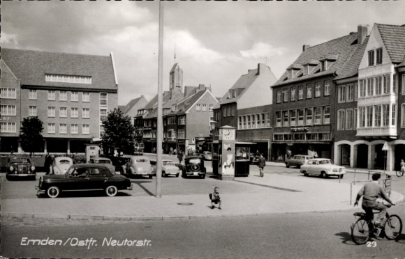 Ak Emden in Ostfriesland, Zentrum von  Neutorstraße, alte Gebäude, Autos, Fahrradfahrer
