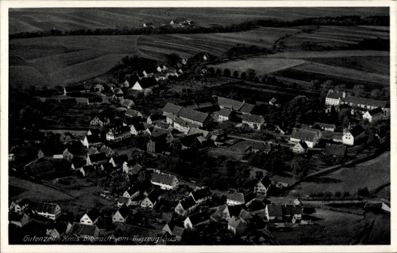 Ak Gutenzell Hürbel Oberschwaben Württemberg, Luftaufnahme, Dorfansicht, umliegende Felder, schwa