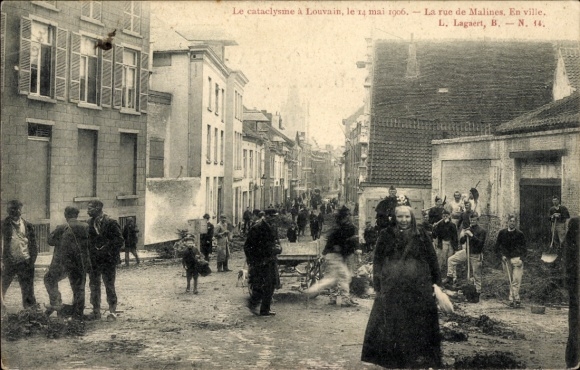 Postcard Louvain Leuven Flemish Brabant, disaster in the street of Malines, people on the street,