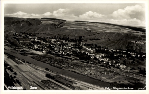 Postcard Wiltingen an der Saar, aerial view of landscape and buildings visible