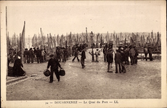 Postcard Douarnenez Finistère, Le Quai du Port, harbor with sailboats, crowd, black and white photo