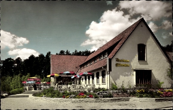Ak Gütersloh in Westfalen, Restaurant, Terrasse mit Sonnenschirmen, grüne Umgebung, Wolken am Him