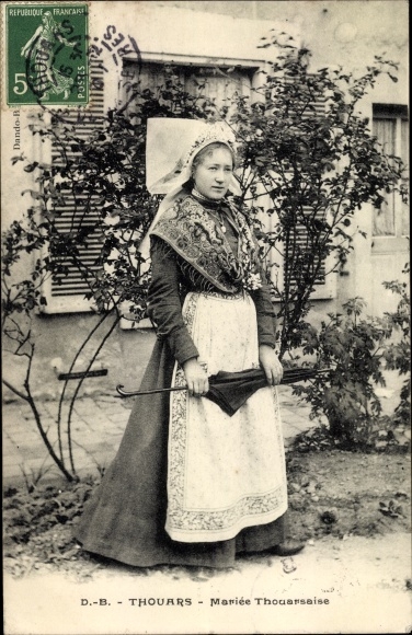 Postcard Thouars Deux Sèvres, Frau in französischer Tracht, Mariee Thouarsaise