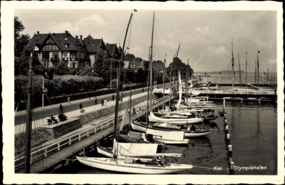 Ak Kiel, Hafenansicht, Segelboote, Uferpromenade, Bäume, Häuser
