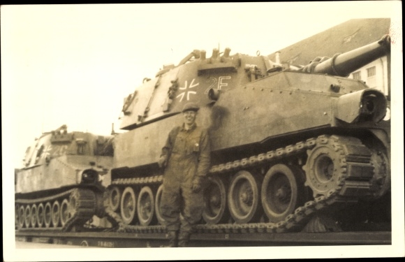 Photo Postcard Soldier in uniform in front of a tank, Bundeswehr