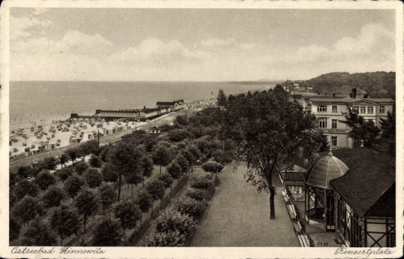 KP Ostseebad Ückeritz na wyspie Uznam, widok na promenadę plażową, morze, drzewa, architekturę