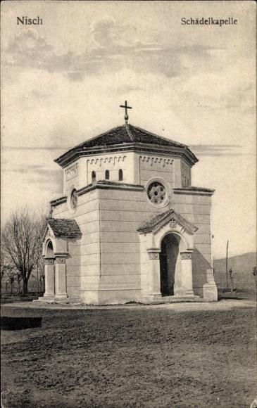 KP Niš Nisch Serbia, Kaplica Czaszek, krzyż powyżej, drzewo w tle, stara architektura