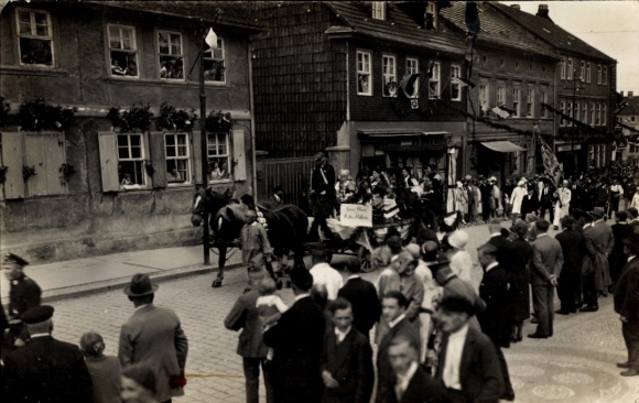 Foto Ak Bleicherode am Harz, Schützenfest Umzug auf der Bleicher Straße, Zuschauer