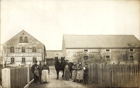 foto Ak troepen Königswartha in Oberlausitz, boerderij, bewoners, paarden