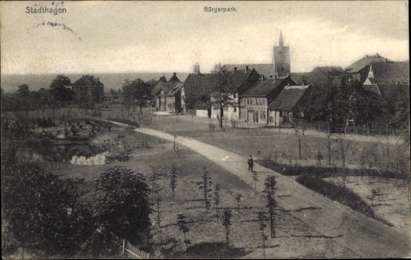 Postcard Stadthagen in Lower Saxony, Bürgerpark, architecture, tree-lined avenue, quiet street, water basin