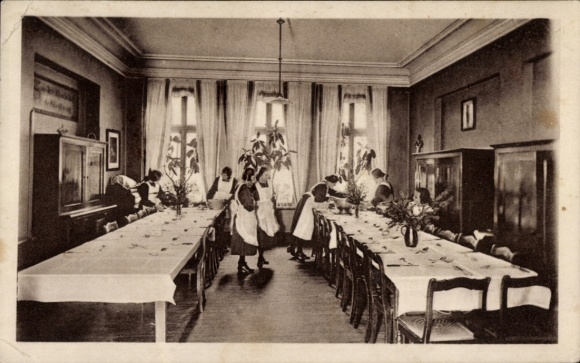 PC Hamburg Altona, Marthaheim, servants at the table