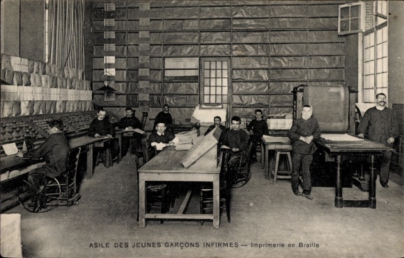 CPA Asile des young Garcons infirmes, Imprimerie en Braille
