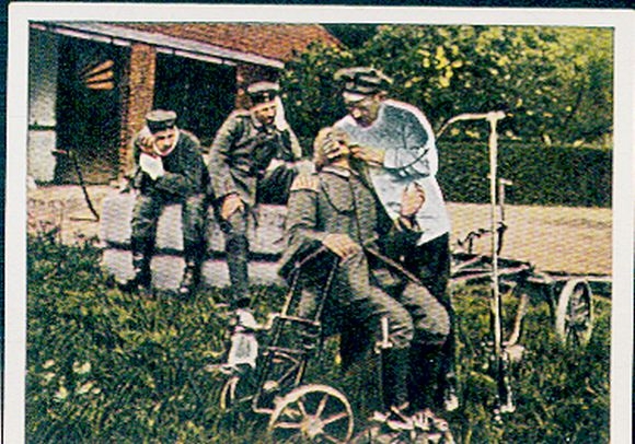 Sammelbild Der Weltkrieg 1914/18, Hinter der Front Nr. 211, Feldzahnarzt