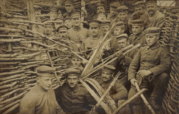 Foto Ak Deutsche Soldaten im Schützengraben, I. WK