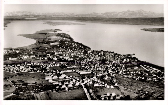 Ak Radolfzell am Bodensee, luchtfoto van Radolfzell, landschap van het Bodenmeer, Alpen op de achtergrond